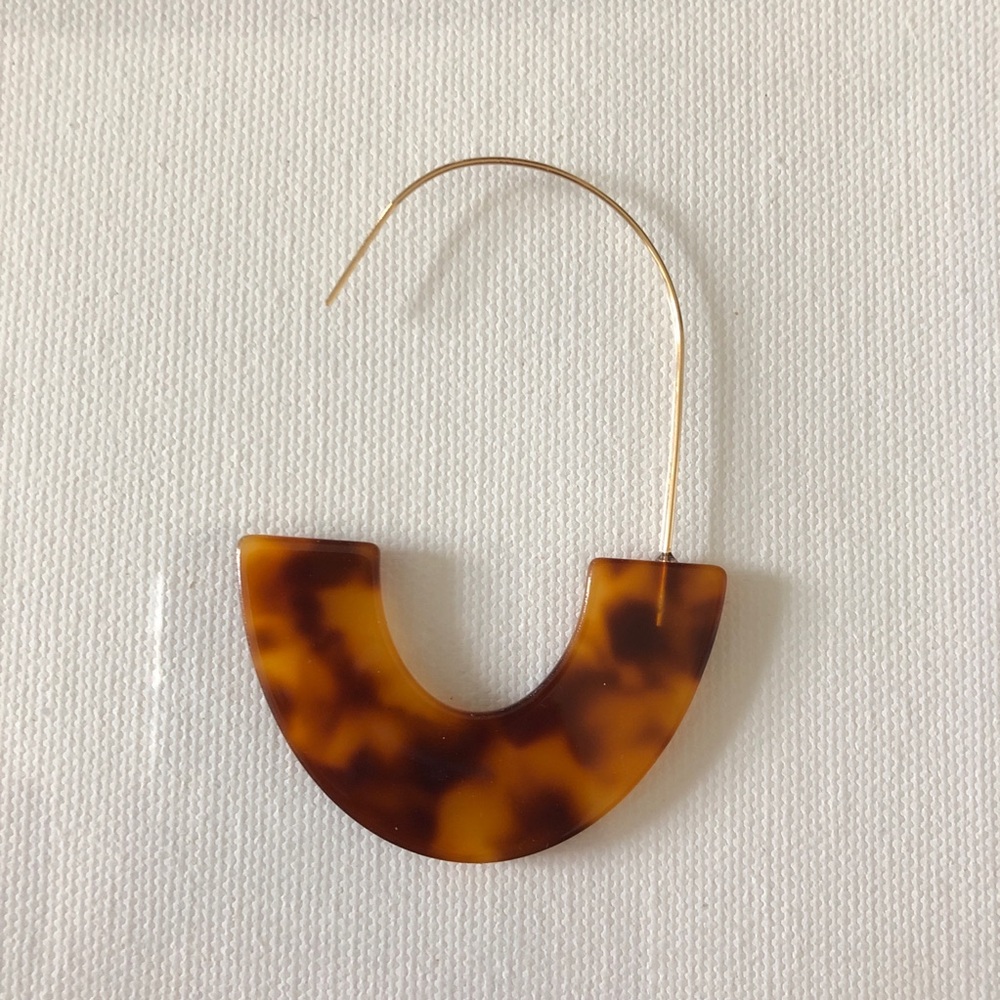 NWT Resin Tortoiseshell U Earrings - Picture 3 of 3